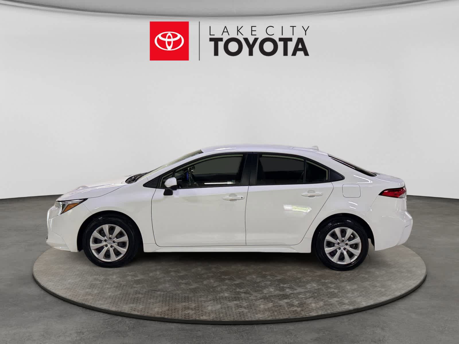 Used 2024 Toyota Corolla LE FWD image 3