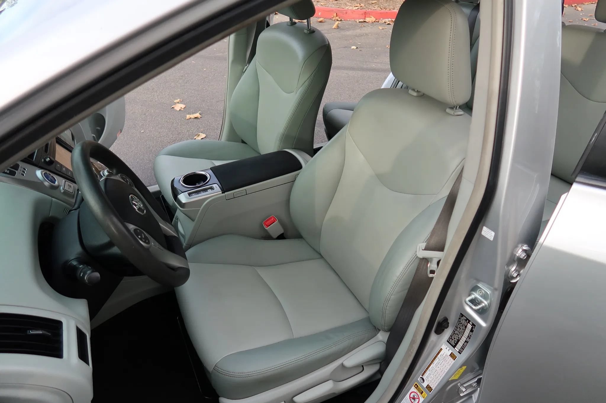 Used 2012 Toyota Prius V Five FWD image 17