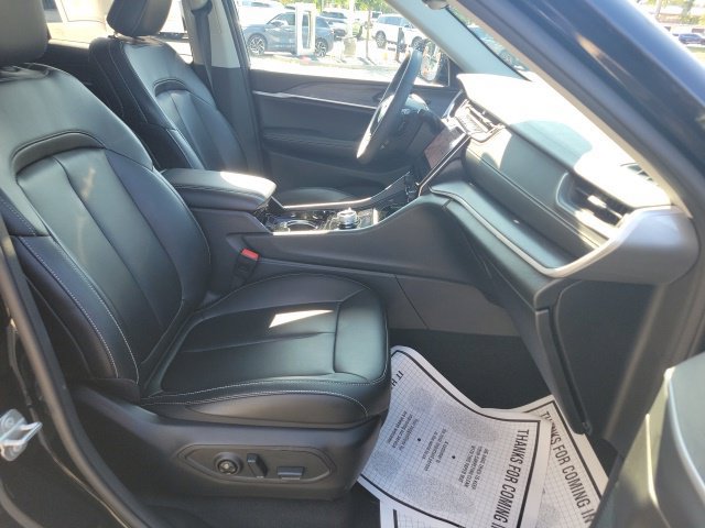 Used 2023 Jeep Grand Cherokee Limited AWD/4WD image 27