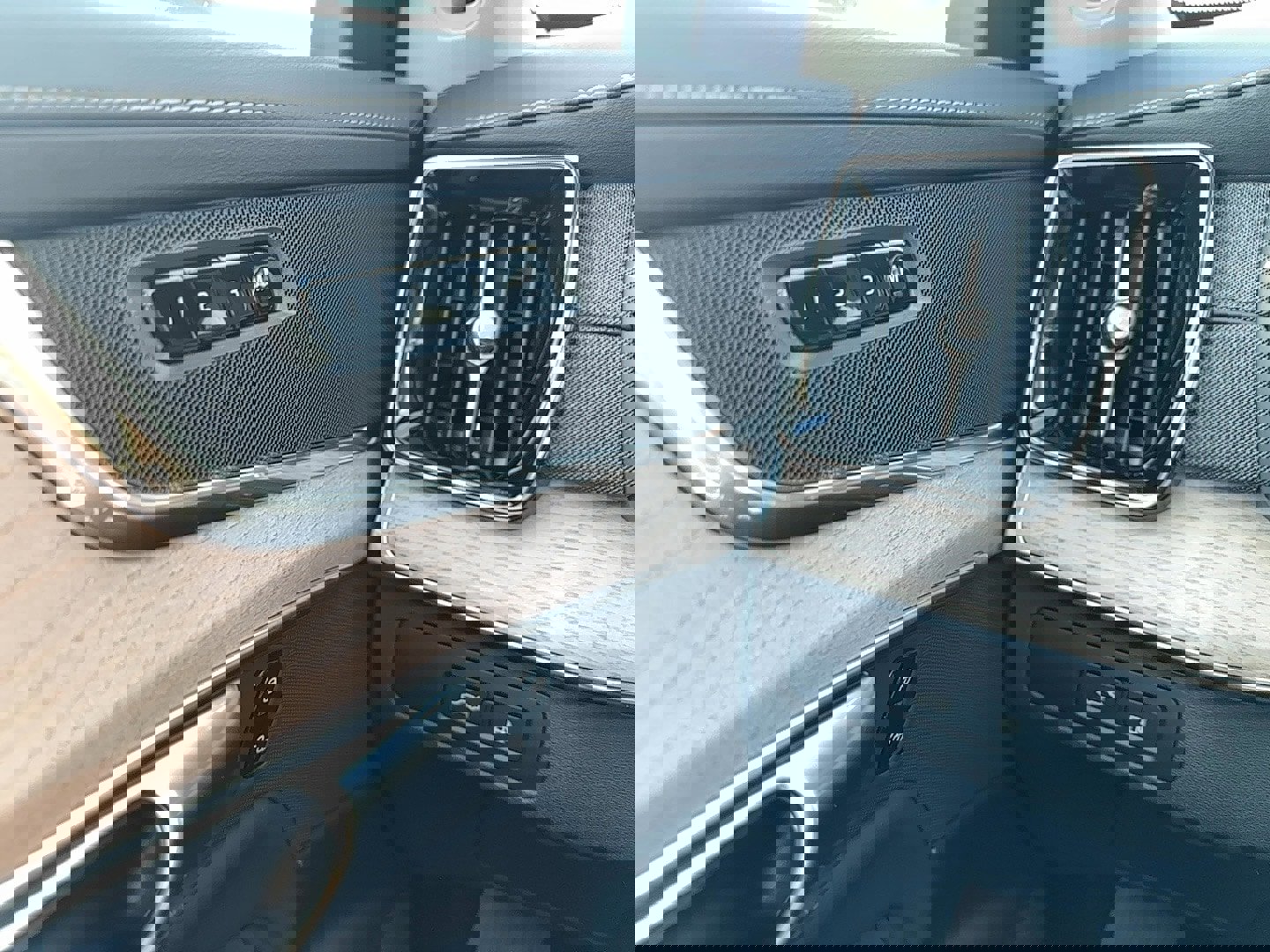 New 2025 Volvo XC90 T8 Core w/ Protection Package image 19