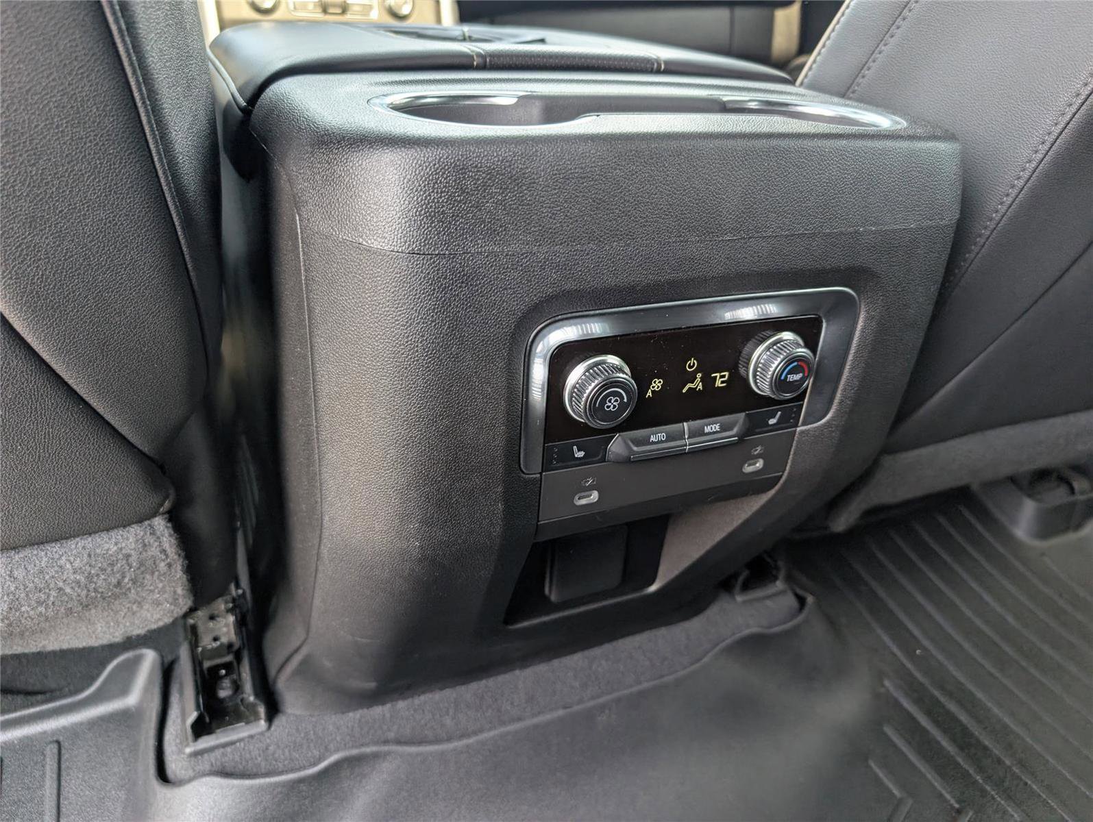 Used 2022 GMC Yukon SLT w/ SLT Premium Package image 31