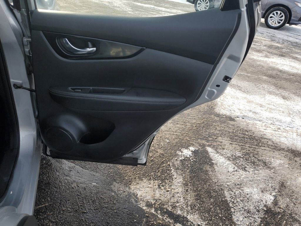 Used 2017 Nissan Rogue Sport SL w/ SL Premium Package image 30