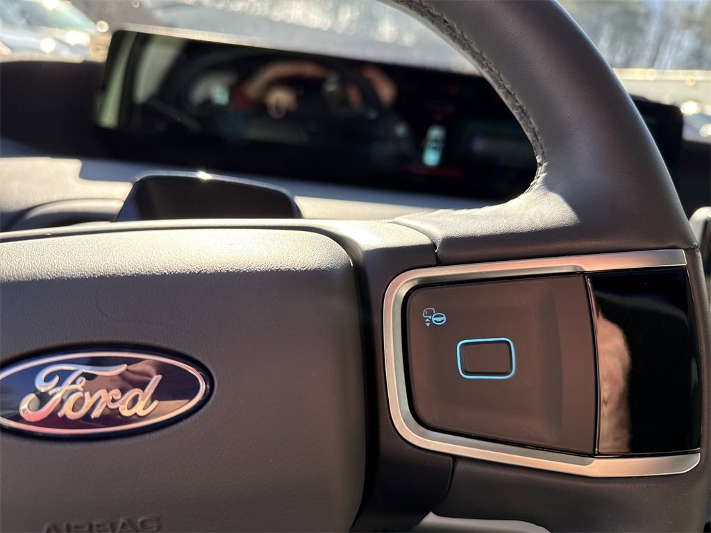 Used 2025 Ford Expedition Active image 29