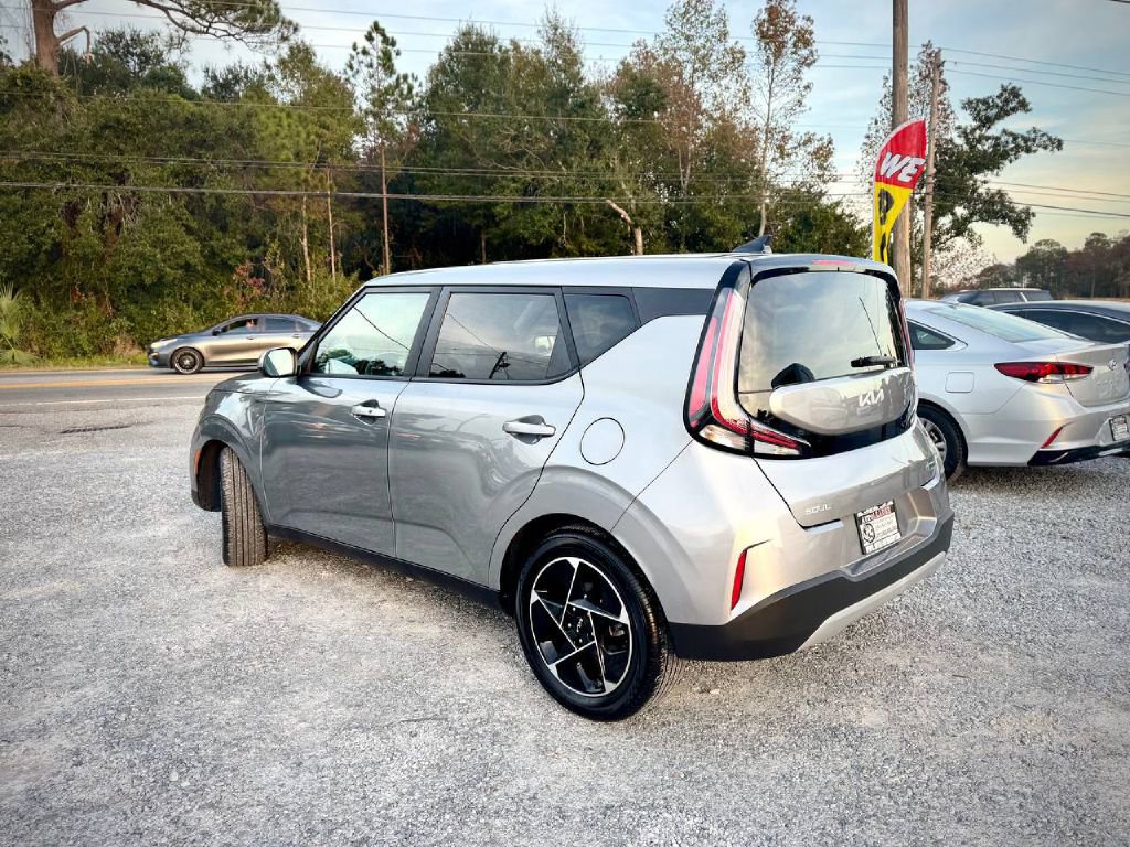 Used 2023 Kia Soul EX image 2