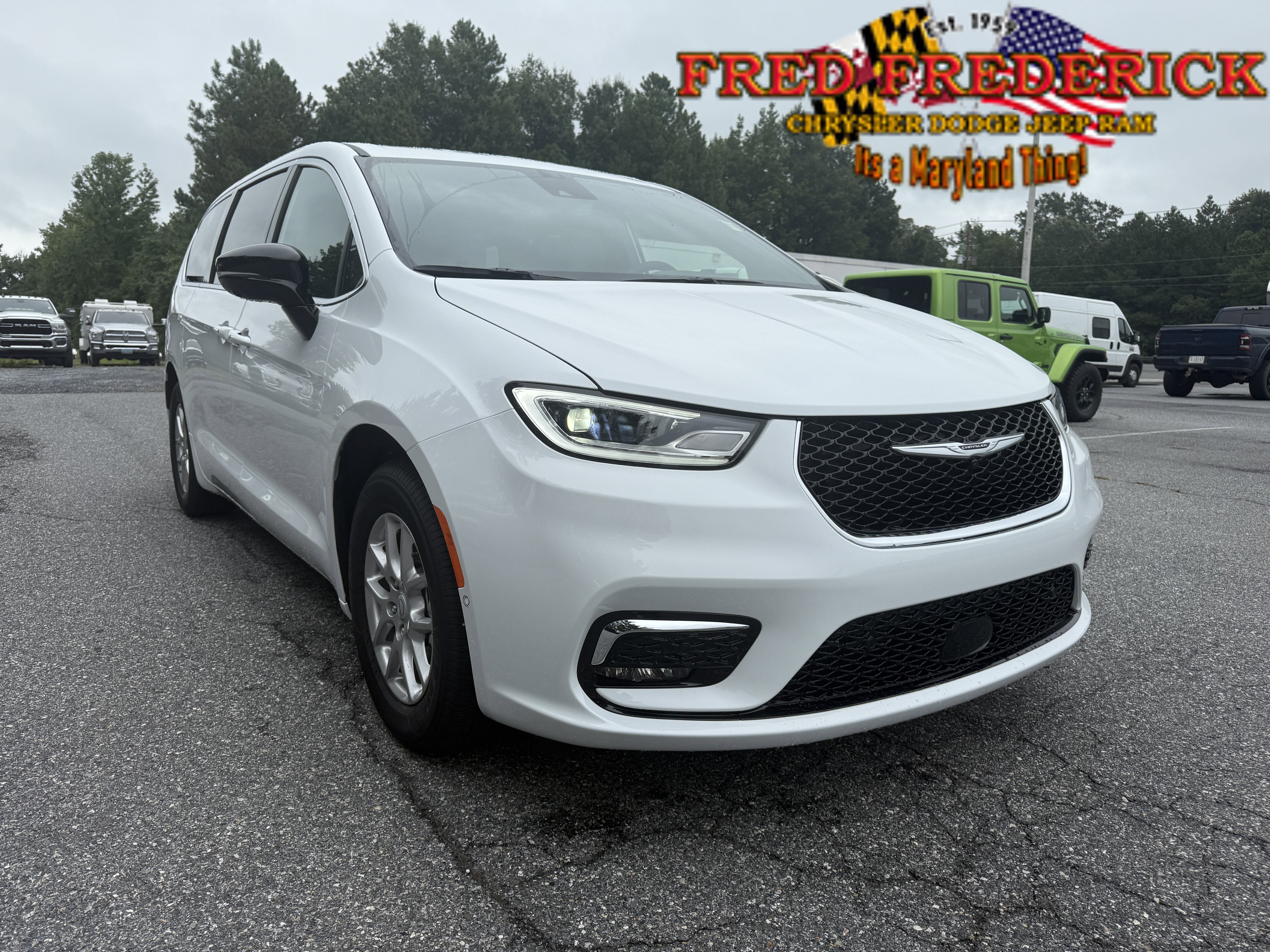 New 2026 Chrysler Pacifica Select image 1