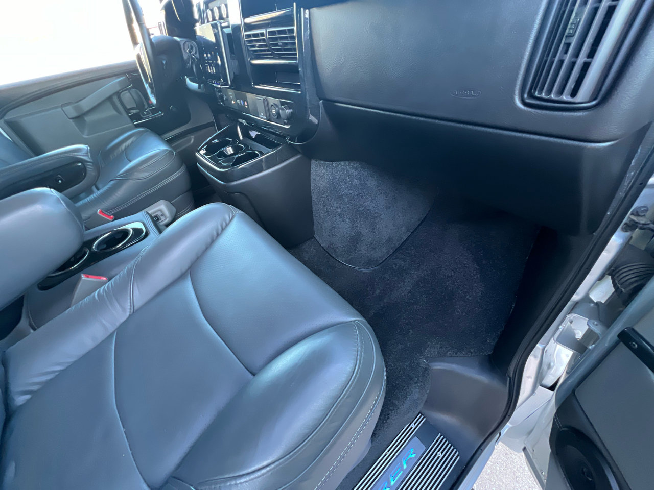 Used 2023 Chevrolet Express 2500 Extended image 32