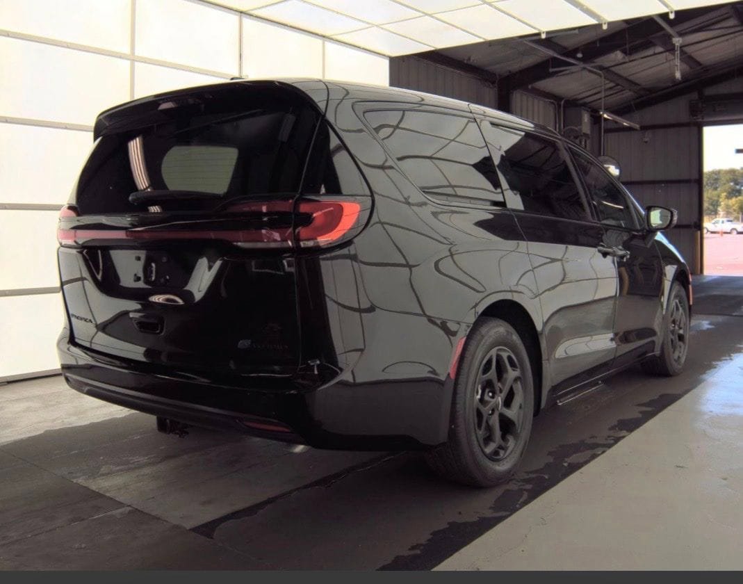 Used 2022 Chrysler Pacifica Touring-L w/ S Appearance Package FWD image 2