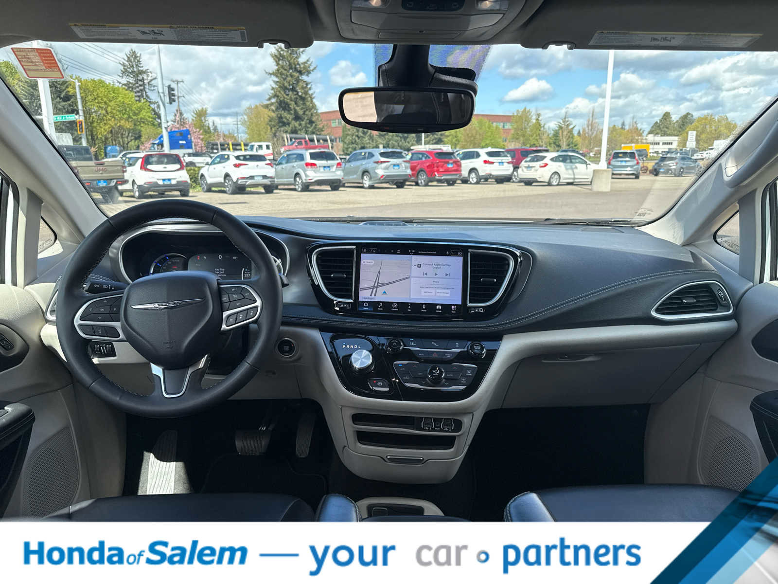 Used 2024 Chrysler Pacifica Select image 10