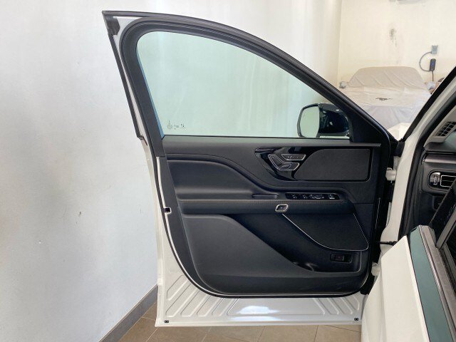 New 2026 Lincoln Aviator AWD w/ Jet Appearance Package image 15
