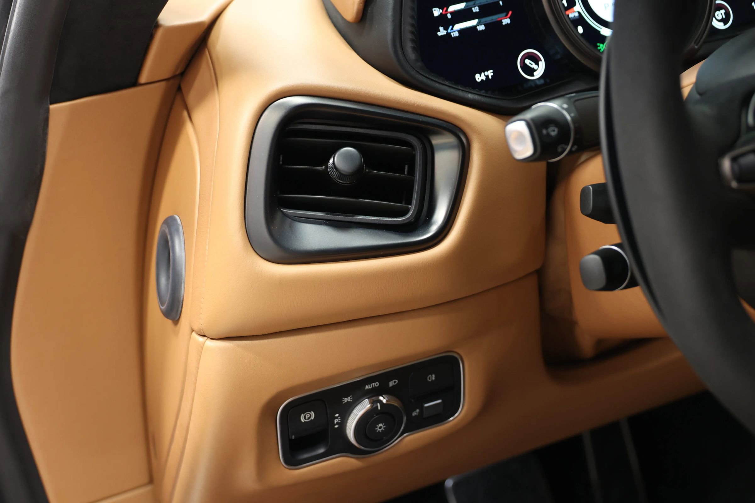 Used 2020 Aston Martin DB11 AMR image 22