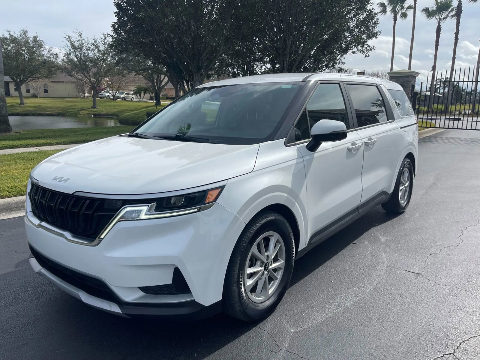 Used 2022 Kia Carnival LX image 1