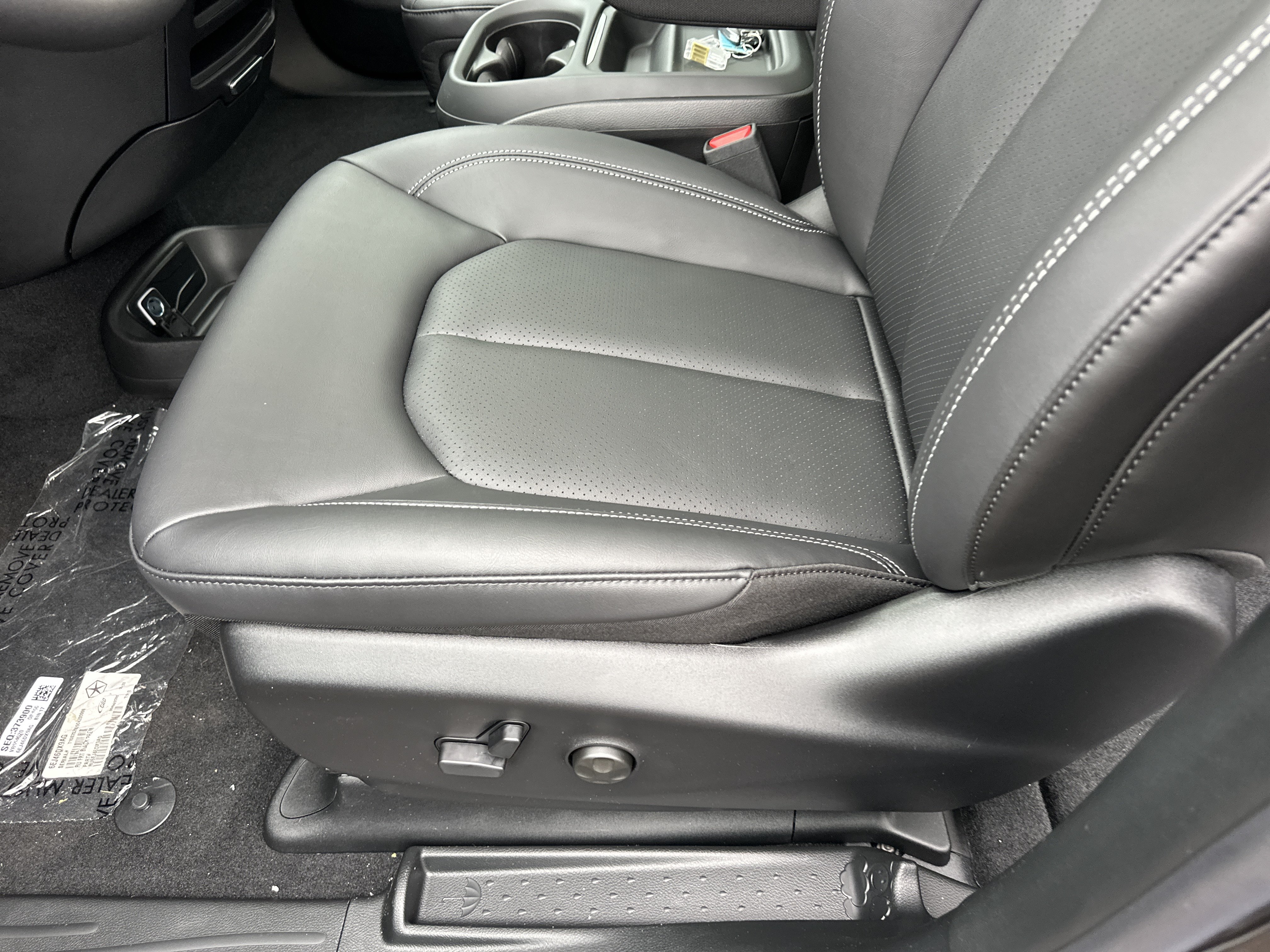 New 2027 Chrysler Pacifica Select w/ Family Tech Group FWD image 27