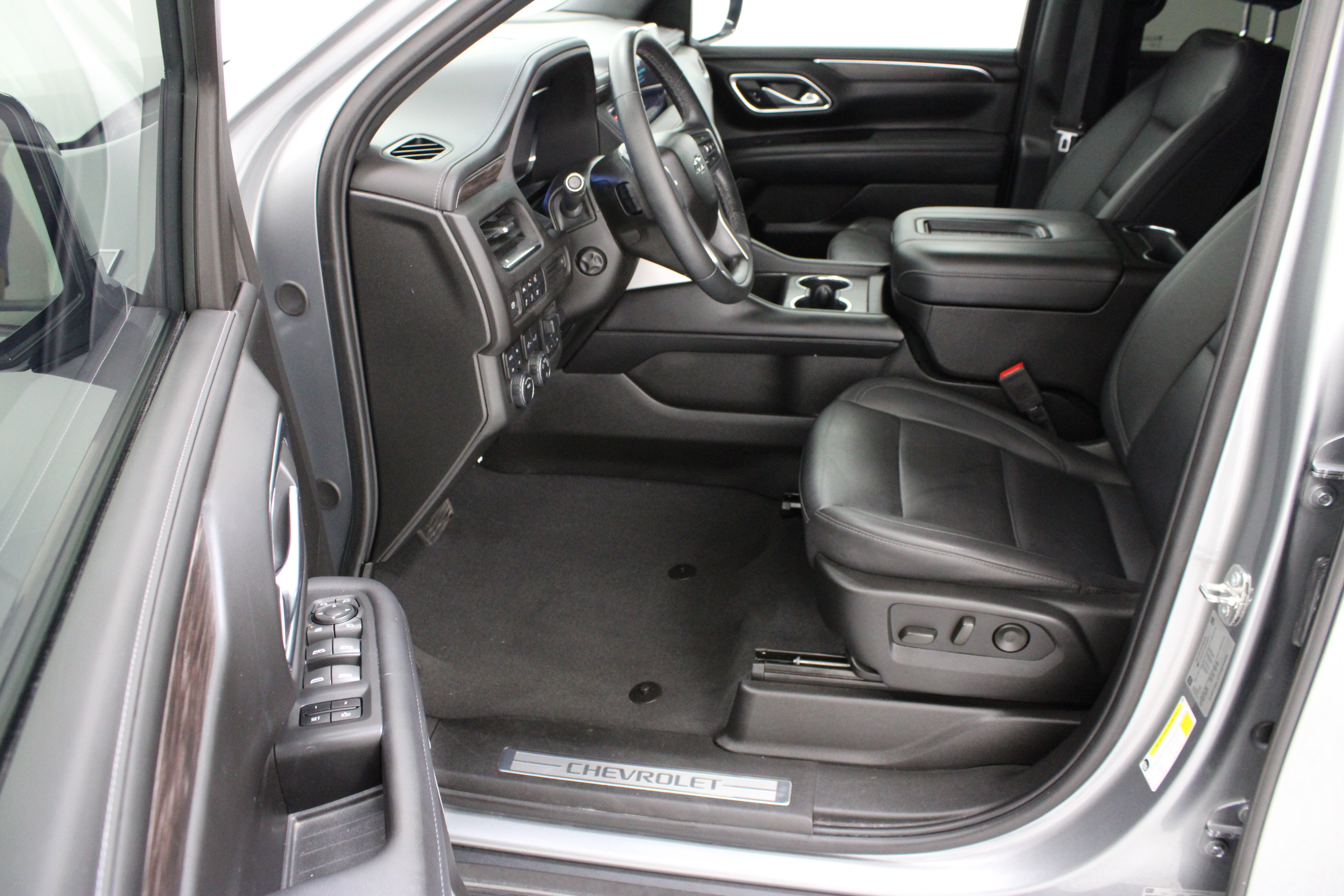 Used 2023 Chevrolet Tahoe Z71 w/ Luxury Package AWD/4WD image 15