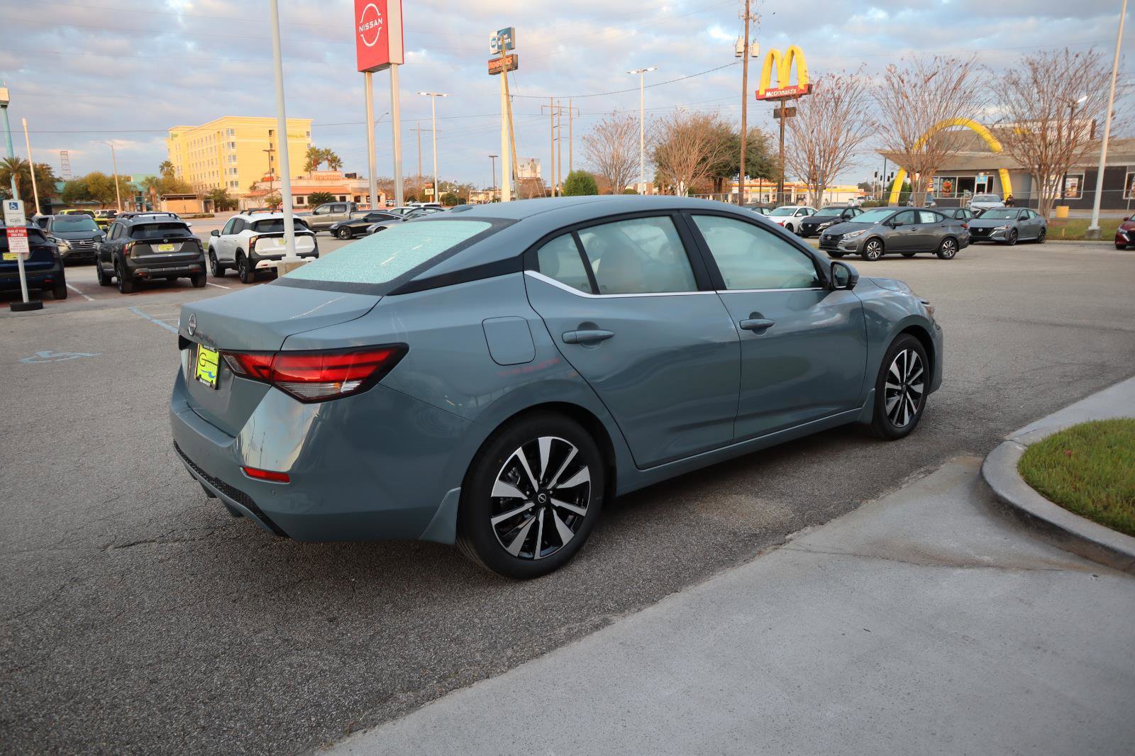 Used 2025 Nissan Sentra SV w/ SV Premium Package image 8