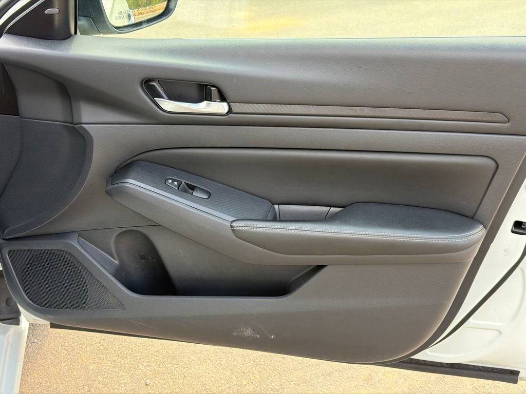 Used 2025 Nissan Altima 2.5 SV FWD image 14