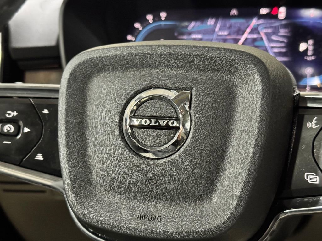 Used 2023 Volvo XC40 B5 Plus image 23