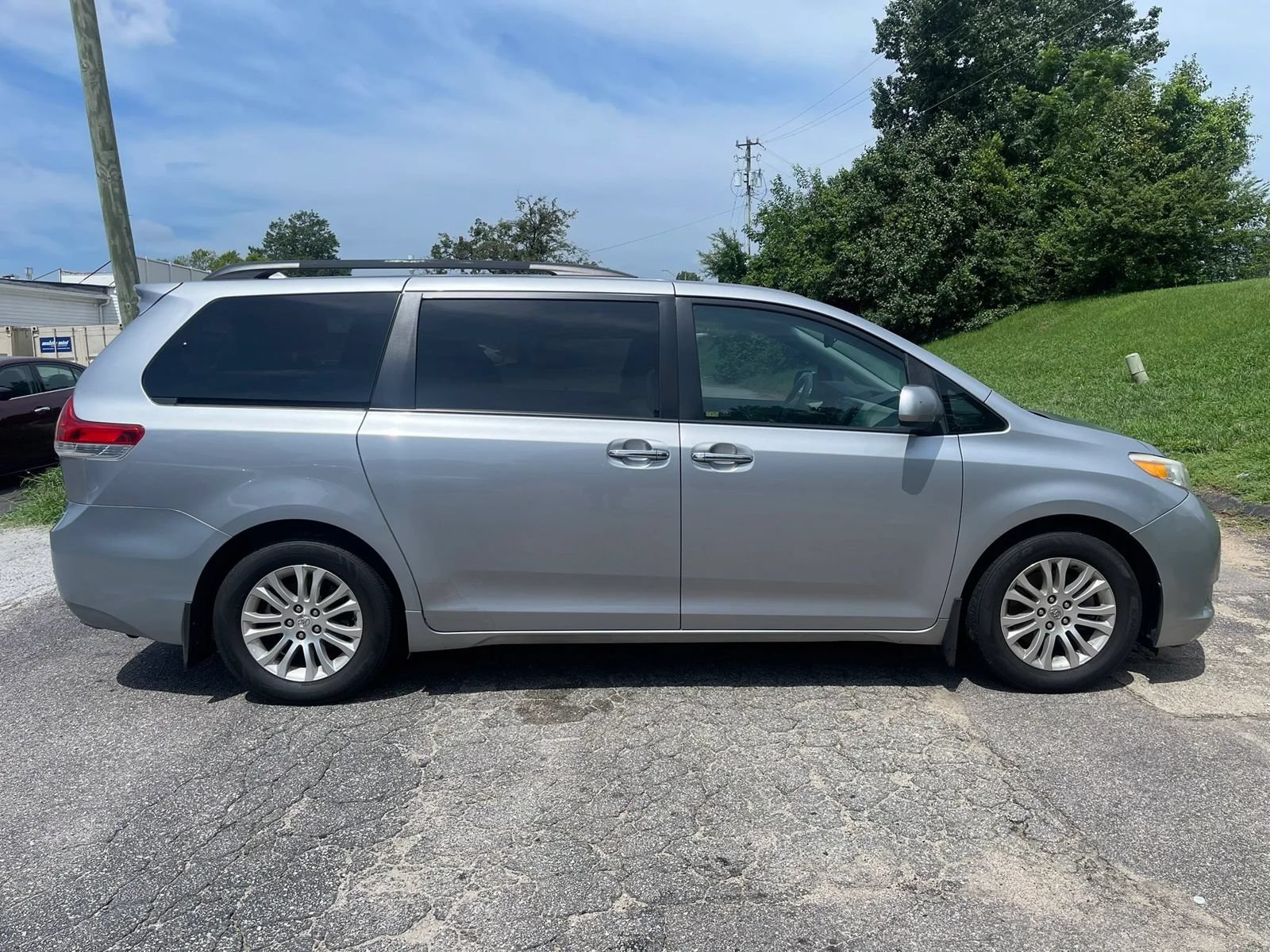 Used 2011 Toyota Sienna XLE w/ Premium Pkg FWD image 5