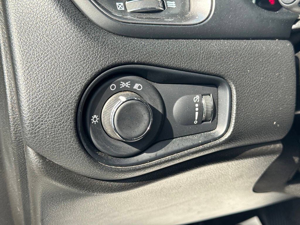 Used 2023 Jeep Renegade Latitude AWD/4WD image 49