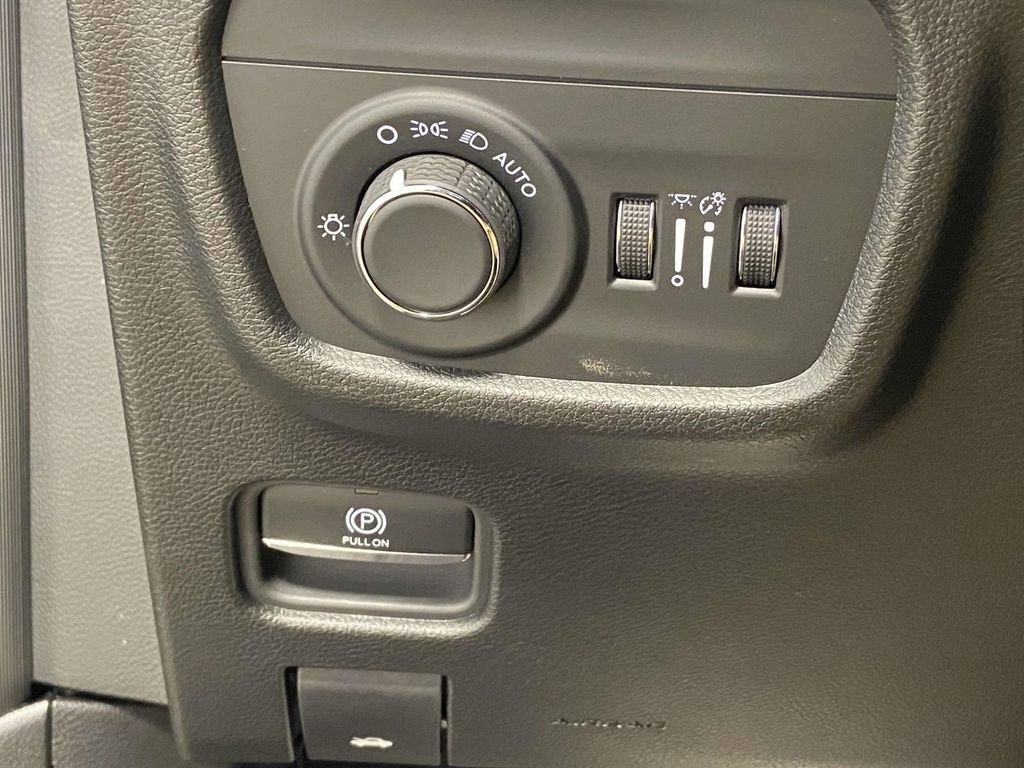 New 2025 Jeep Grand Cherokee Altitude image 21