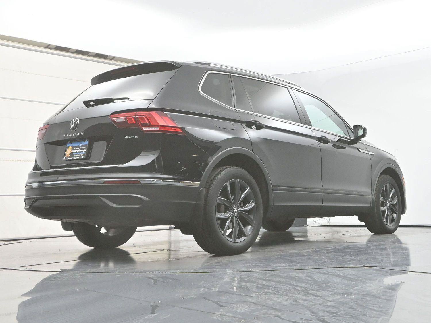Used 2022 Volkswagen Tiguan SE w/ Panoramic Sunroof Package AWD/4WD image 31