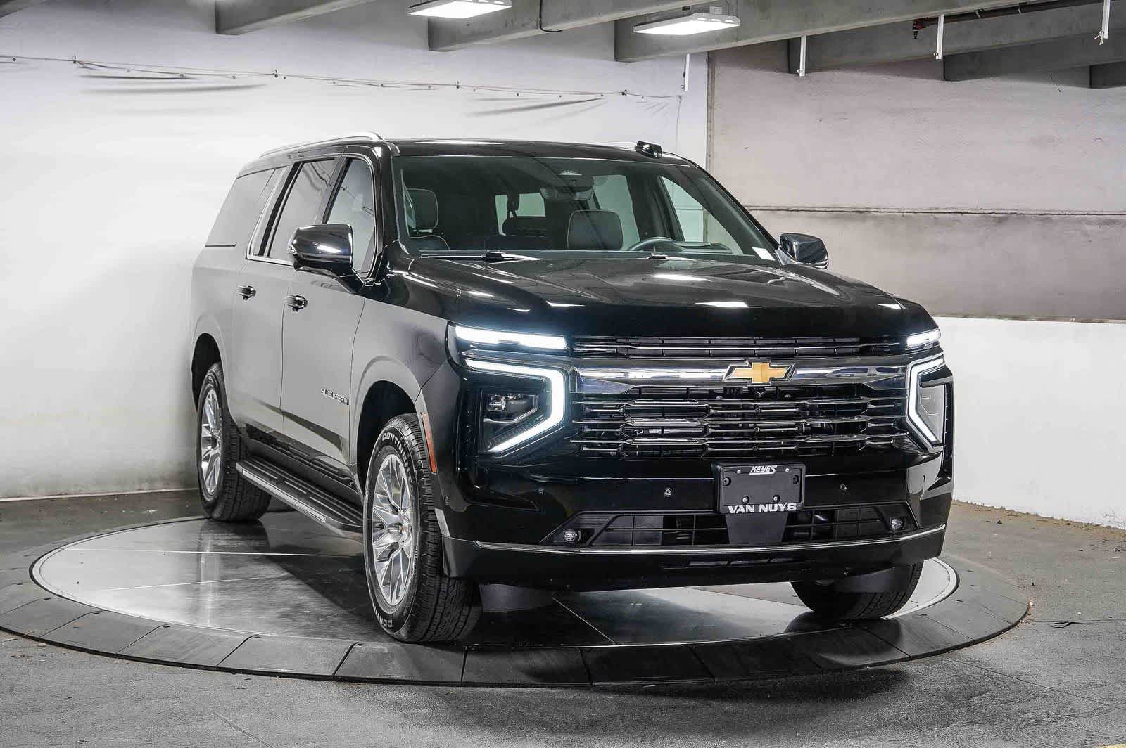 Used 2025 Chevrolet Suburban Premier RWD image 2