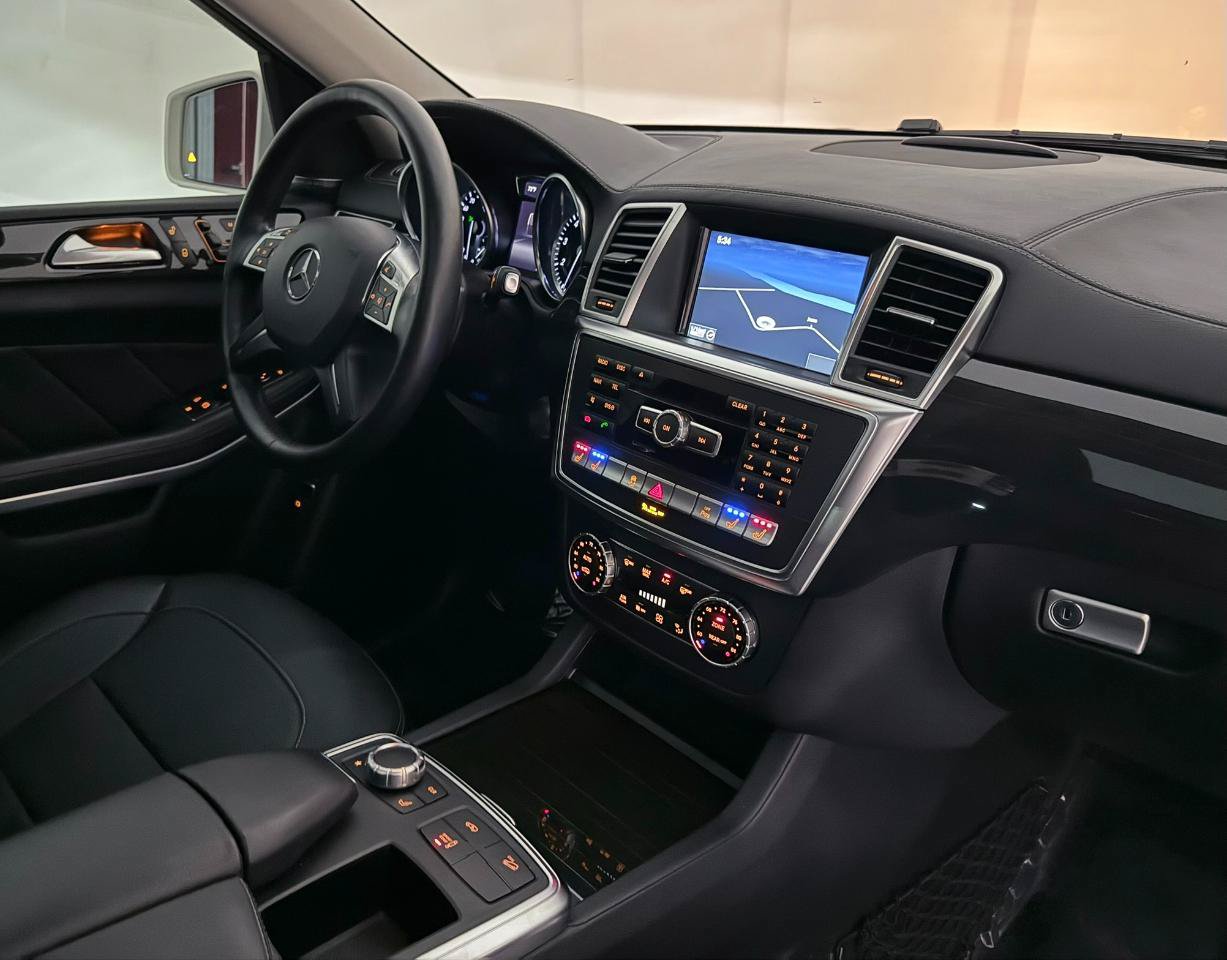 Used 2015 Mercedes-Benz GL 550 4MATIC w/ Driver Assistance Package image 27