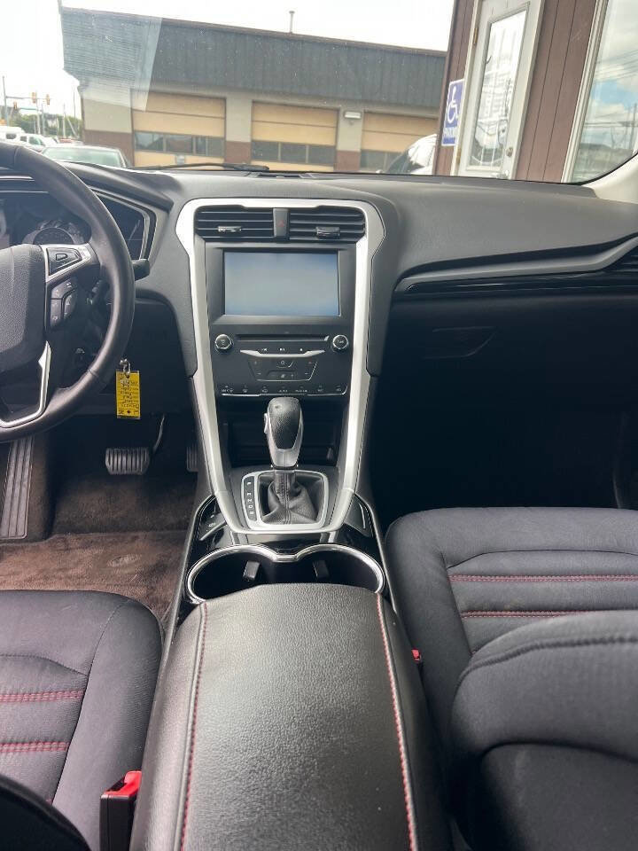 Used 2015 Ford Fusion SE FWD image 10