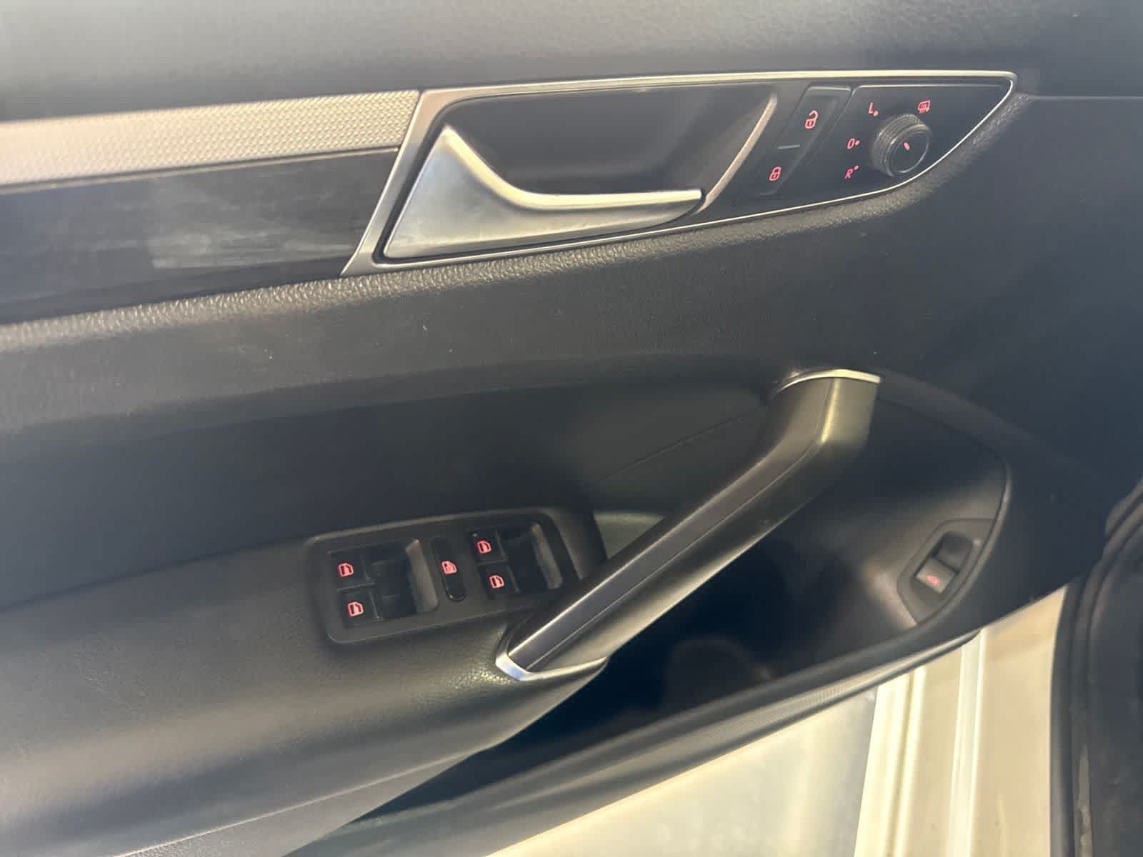Used 2018 Volkswagen Passat 2.0T SE w/ SE Lighting Package FWD image 20