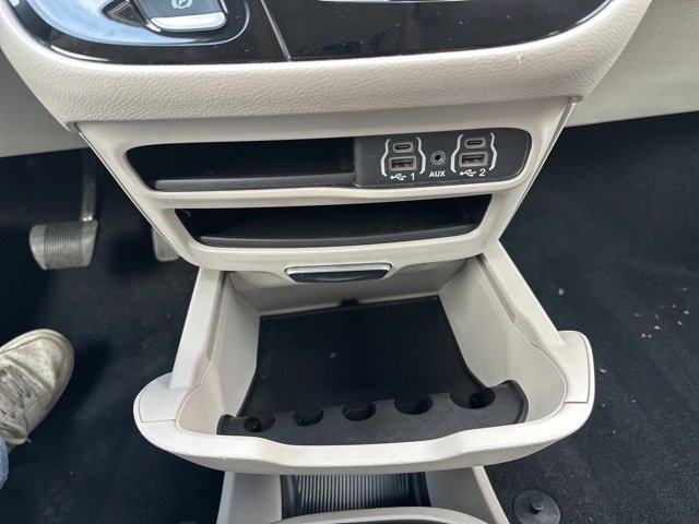 Used 2024 Chrysler Pacifica Touring-L image 29