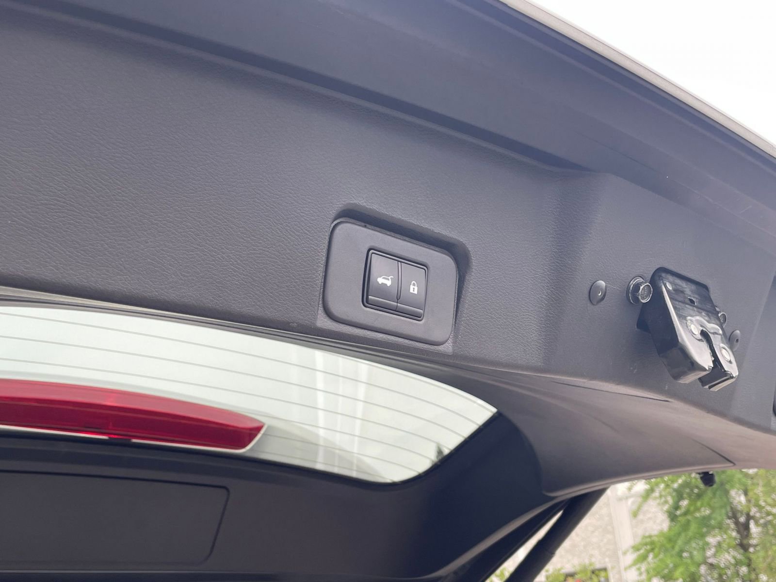 Used 2025 Nissan Rogue SV image 23