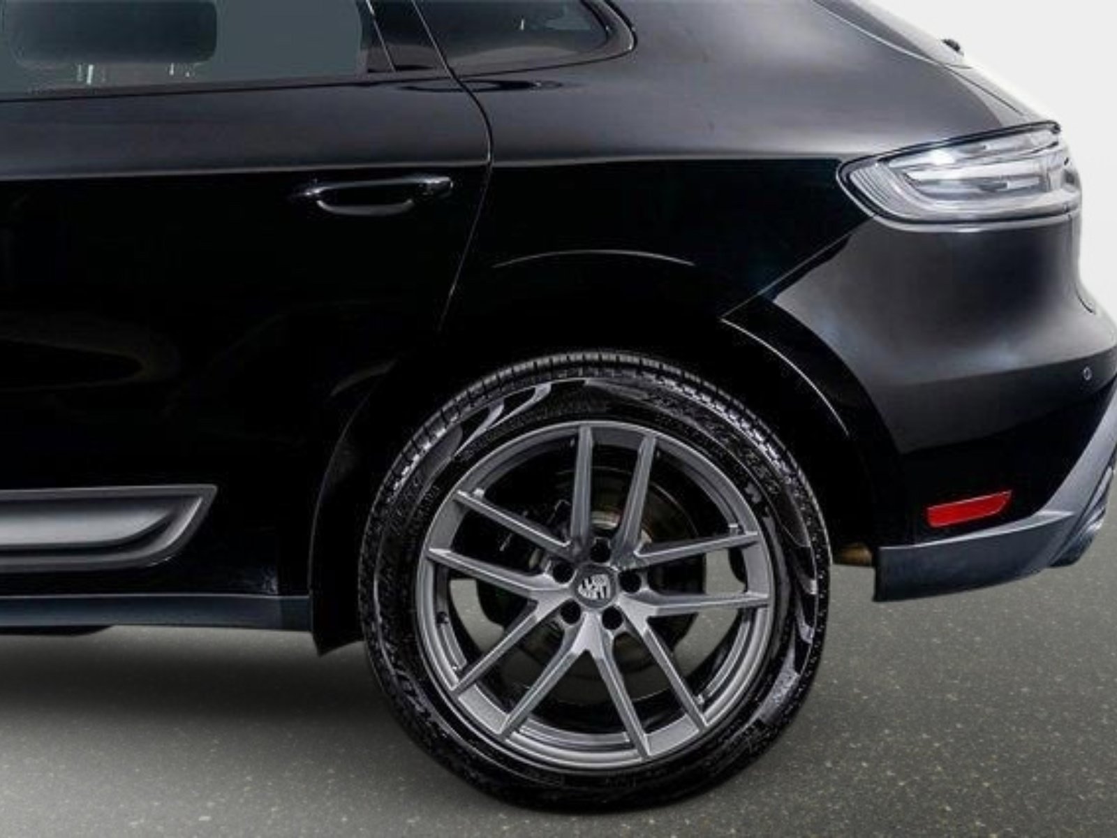 Used 2025 Porsche Macan Turbo AWD/4WD image 17