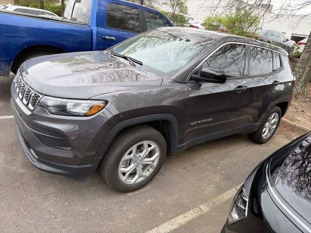 Used 2024 Jeep Compass Sport image 4