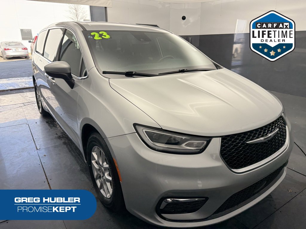 Used 2023 Chrysler Pacifica Touring image 1