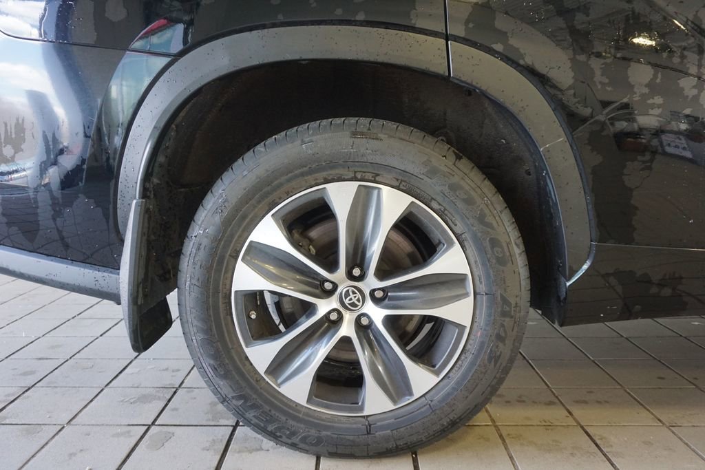 Used 2023 Toyota Highlander XLE AWD/4WD image 21