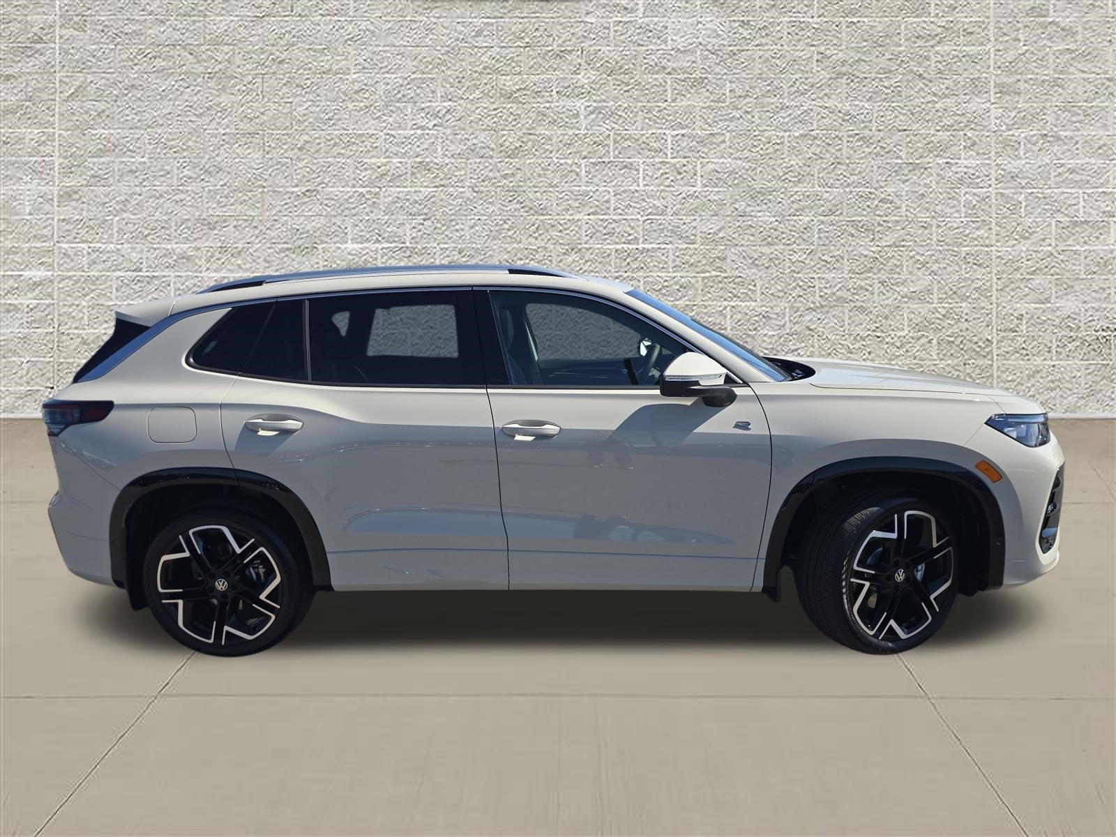New 2026 Volkswagen Tiguan SEL R-Line AWD/4WD image 8