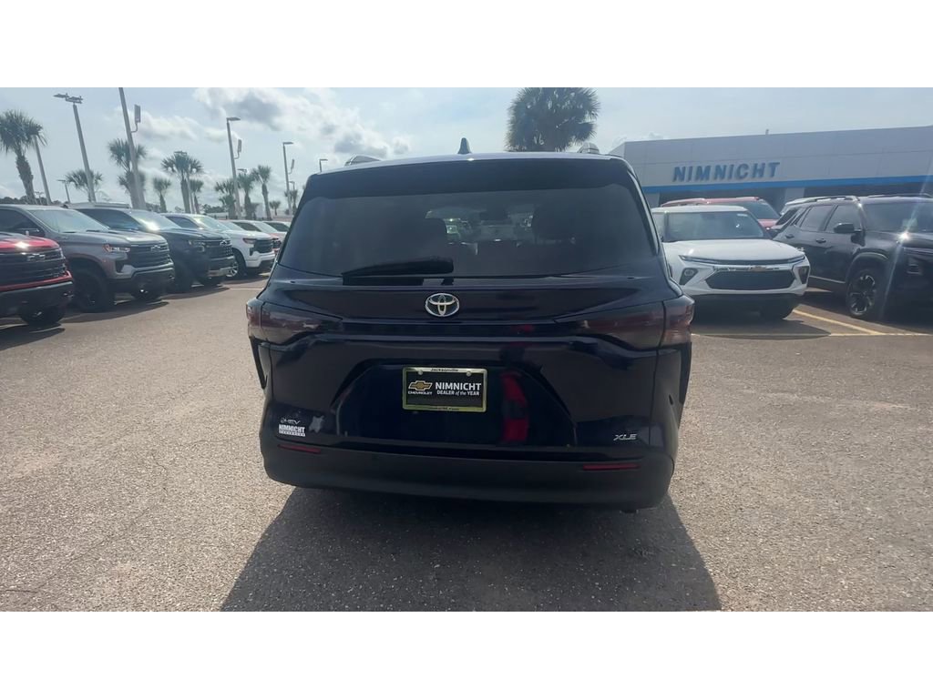 Used 2025 Toyota Sienna XLE FWD image 3