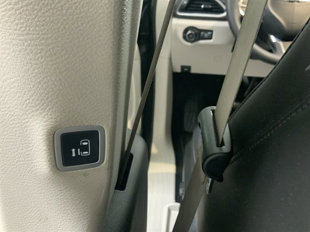 Used 2023 Chrysler Pacifica Touring-L AWD/4WD image 16
