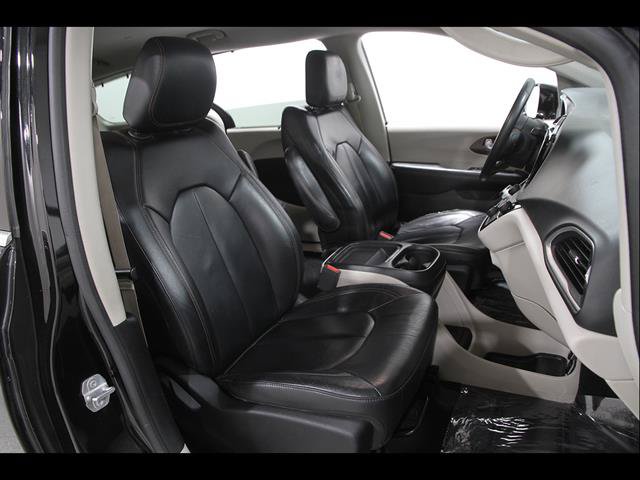 Used 2017 Chrysler Pacifica Touring-L FWD image 18