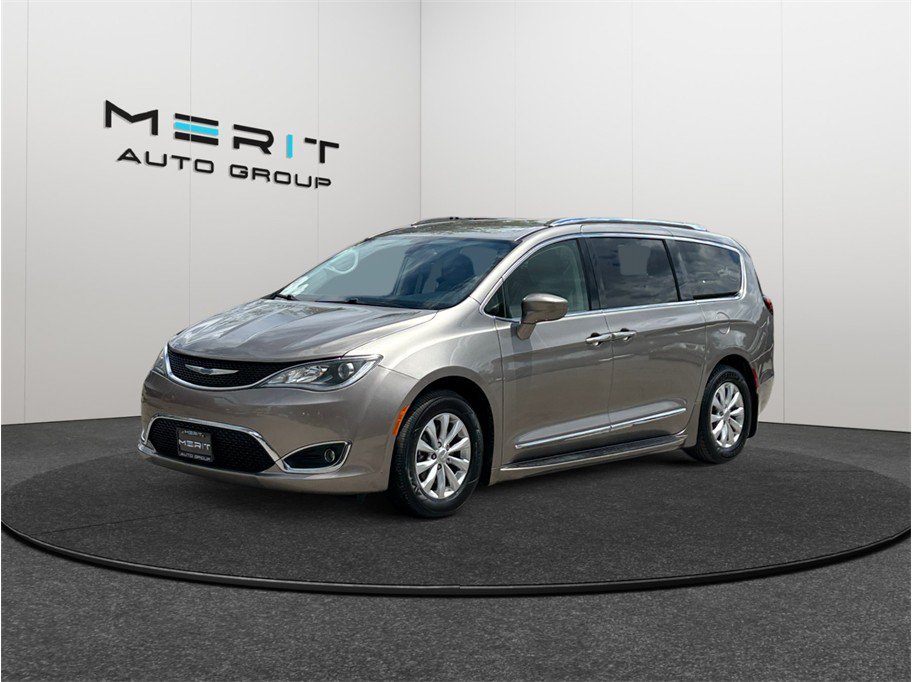 Used 2018 Chrysler Pacifica Touring-L FWD image 4
