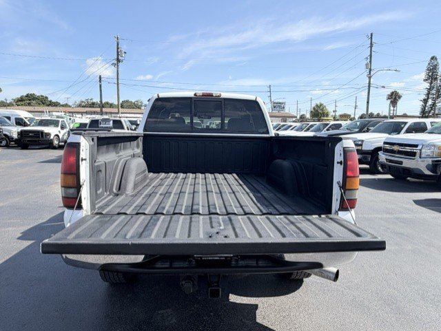 Used 2006 GMC Sierra 2500 W/T w/ Heavy-Duty Power Package AWD/4WD image 8