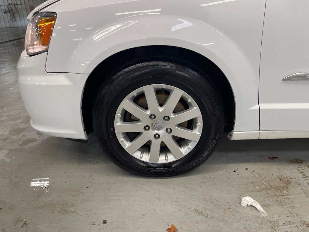 Used 2016 Chrysler Town & Country Touring image 24