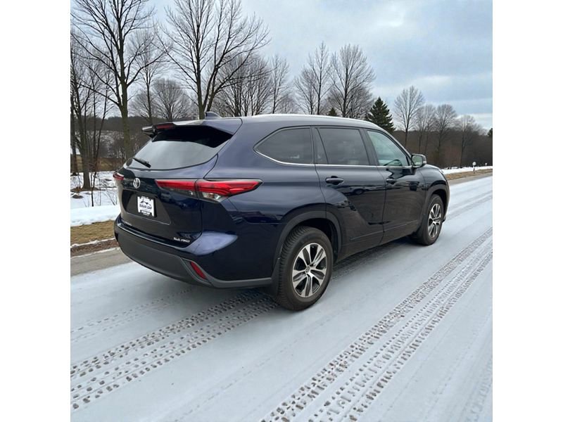 Used 2023 Toyota Highlander XLE image 4