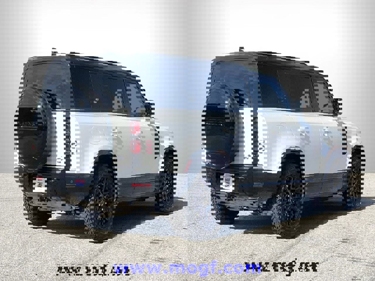 Used 2023 Land Rover Defender 110 X-Dynamic SE image 3