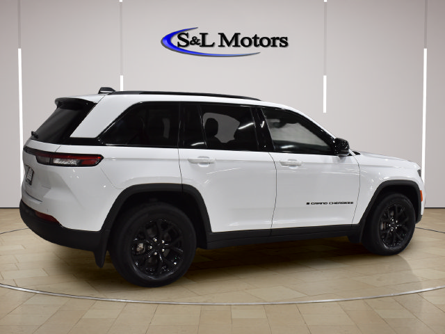Used 2024 Jeep Grand Cherokee Altitude AWD/4WD image 8