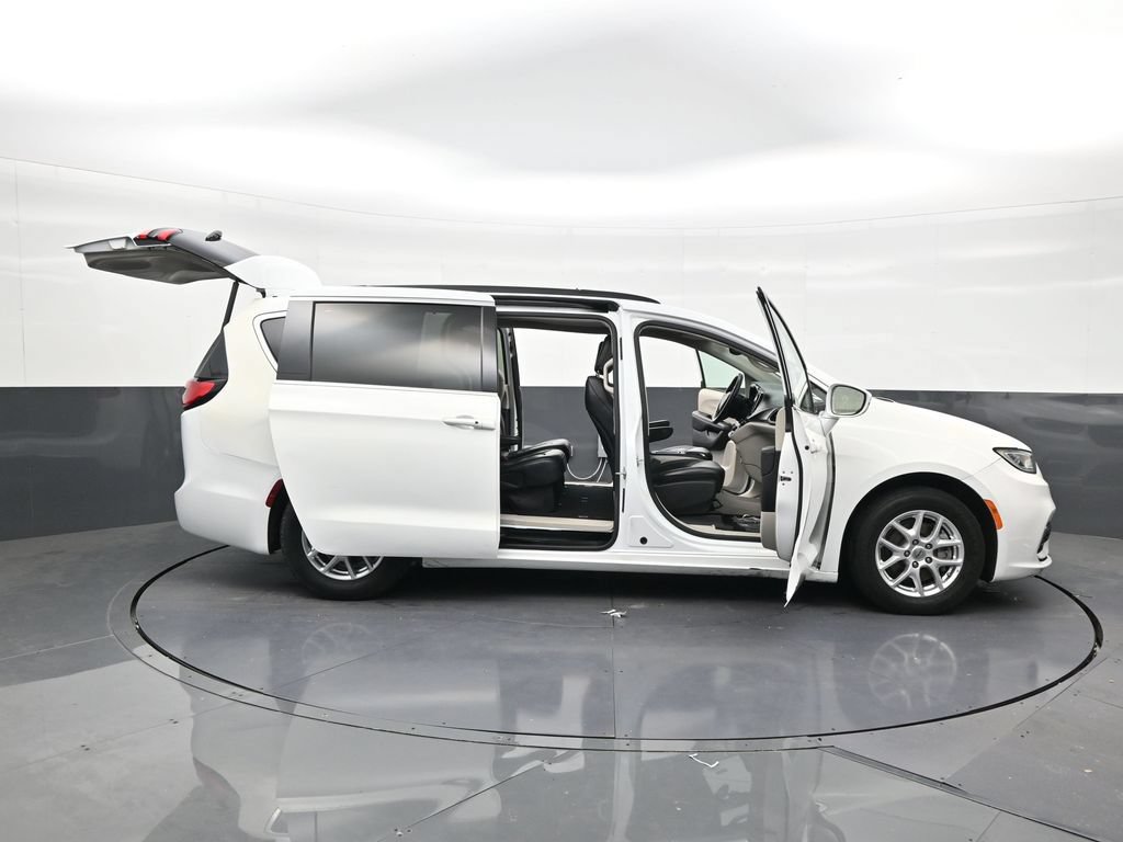 Used 2022 Chrysler Pacifica Touring-L FWD image 29