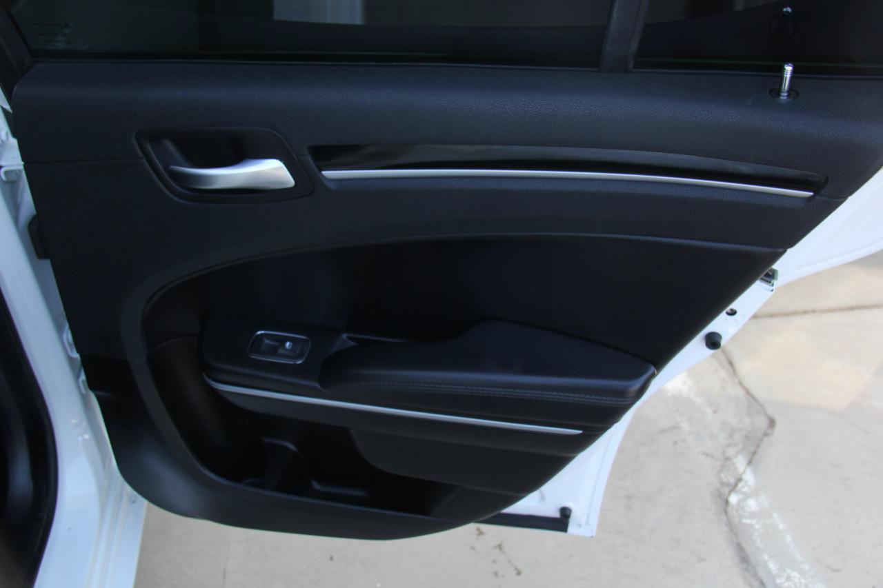 Used 2023 Chrysler 300 Touring w/ Sport Appearance Package RWD image 29