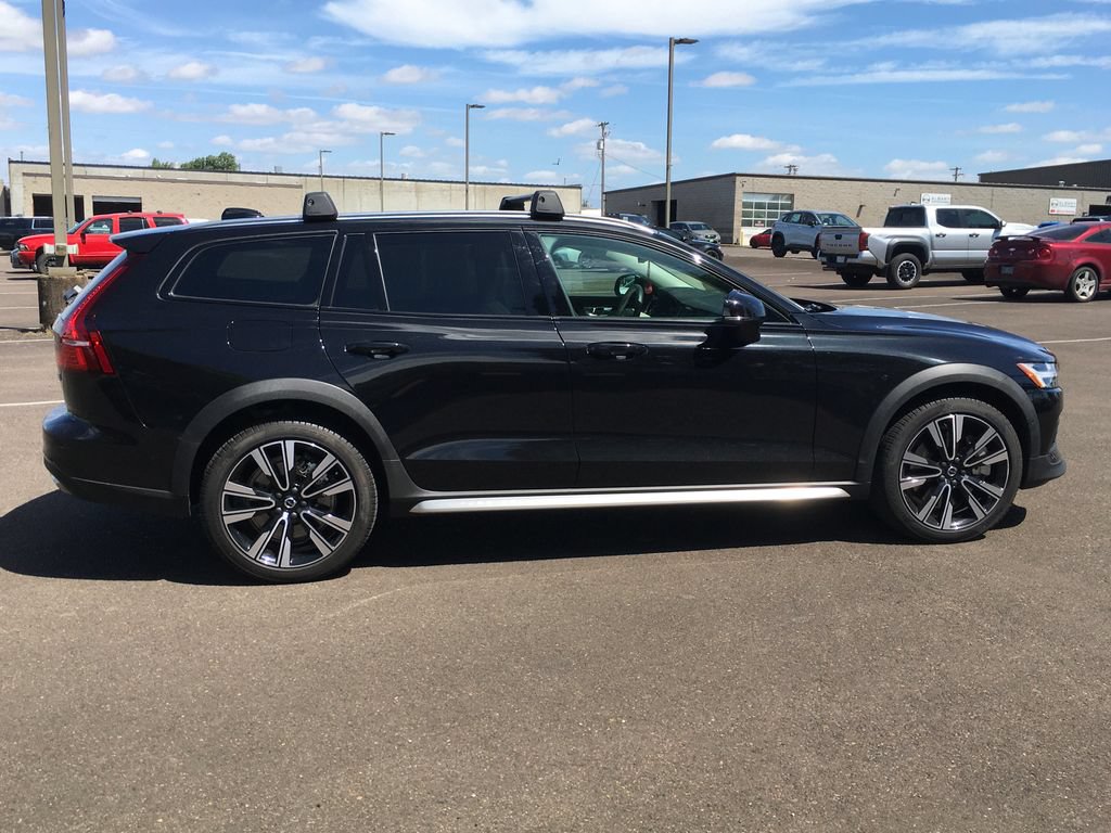 Used 2025 Volvo V60 B5 Cross Country Ultra w/ Climate Package AWD/4WD image 7