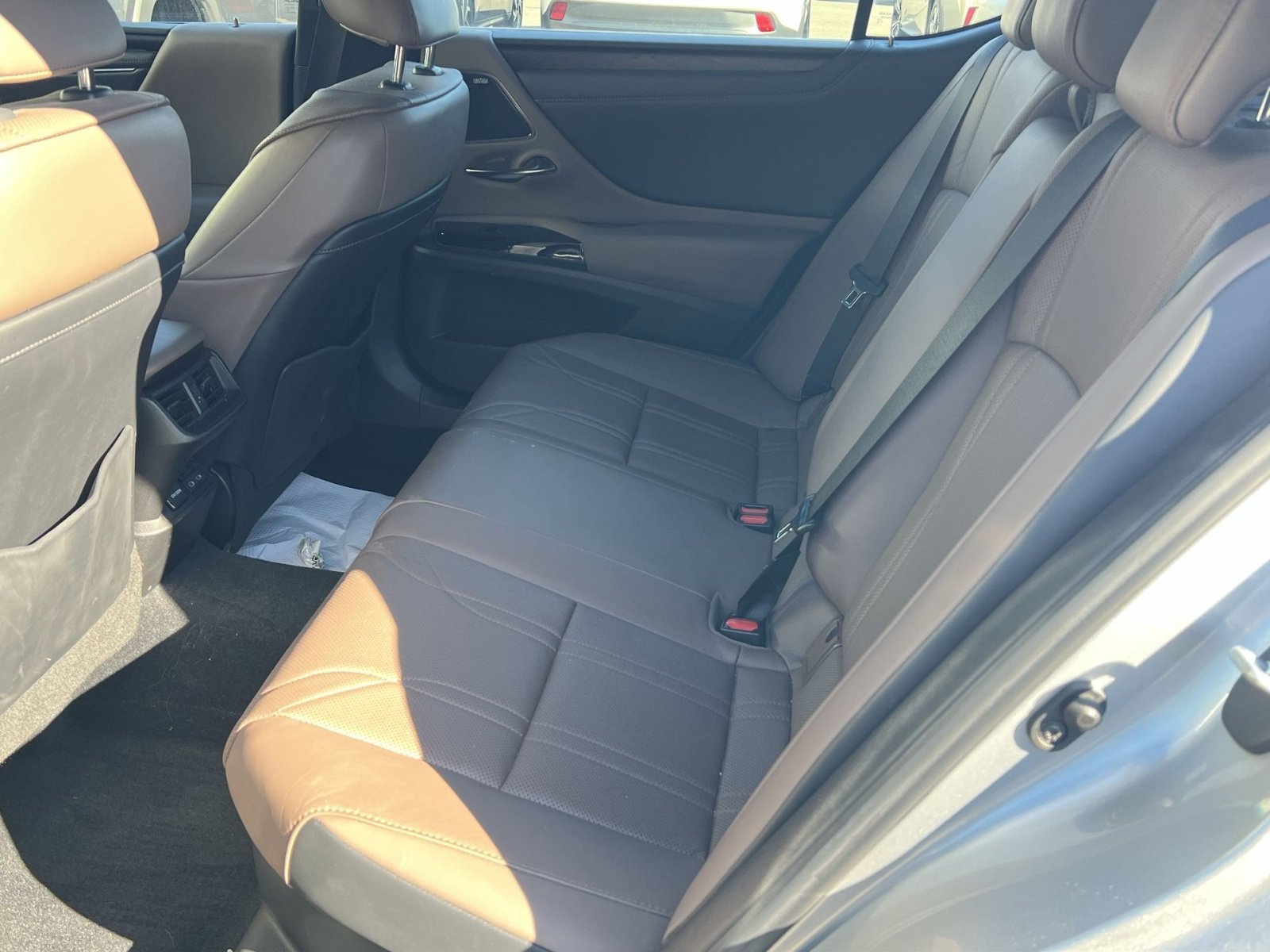 Used 2022 Lexus ES 300h w/ Luxury Package image 25