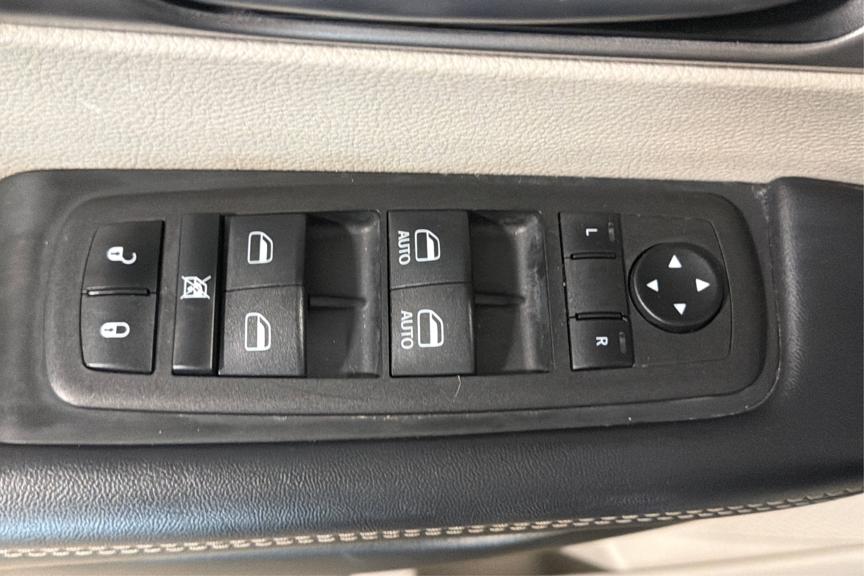 Used 2023 Chrysler Pacifica Touring-L FWD image 16