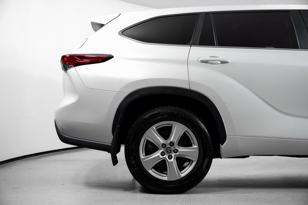 Used 2023 Toyota Highlander LE FWD image 6